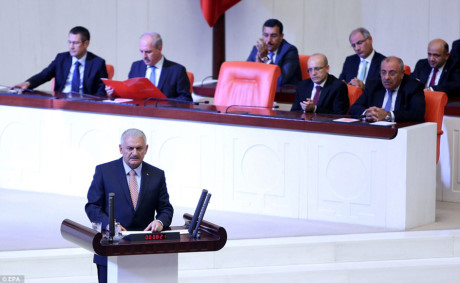 Thủ tướng Thổ Nhĩ Kỳ Binali Yuldirim giới thiệu tóm tắt về những chính trị gia tham gia cuộc đảo chính tại Tòa nhà Quốc hội tại Ankara. (Nguồn: DailyMail)