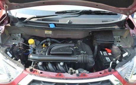 Datsun redi-GO sử dụng động cơ loại 3 xi-lanh, dung tích 799 phân khối, công suất 54 mã lực tại 5.678 vòng/phút và mô-men xoắn 72 Nm tại 4.386 vòng/phút. Kết hợp cùng hộp số sàn 5 cấp, xe có mức tiêu hao nhiên liệu vào khoảng 3,9 lít/100 km