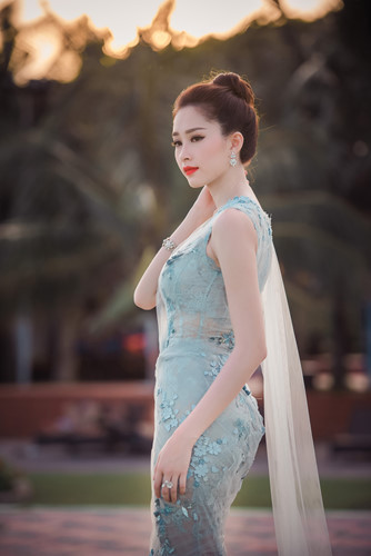 Nhan sắc đẹp không tì vết của Hoa hậu Việt Nam 2012 bên bờ biển.