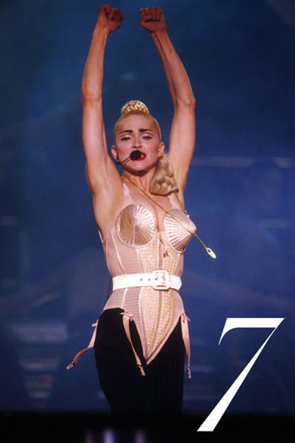 Được biết đến với trang phục sân khấu táo bạo, Madonna thường lựa chọn trang phục của các nhà thiết kế đẳng cấp thế giới, Trong một tour lưu diễn của cô những năm 90 (ảnh), cô mặc trang phục của Jean Paul Gaultier.