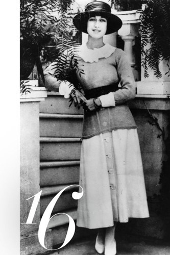 Elsa Schiaparelli vẫn sang trọng ngay cả khi ăn mặc giản dị. Từ những năm 1930, cô đã ở đỉnh cao của sự nổi tiếng.