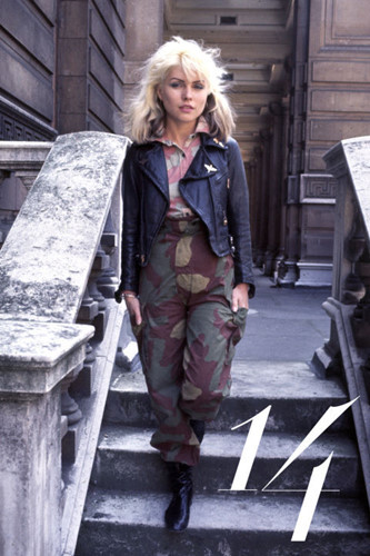 Với áo jacket da và quần rằn ri phong cách quân đội, Debbie Harry đã thách thức những ý tưởng thông thường của phong cách thời trang và làm đẹp cuối thập niên 70.