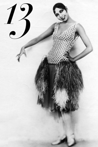 Josephine Baker đem đến hình ảnh cuộc sống về đêm ở Paris trong những năm 1920 với váy lông và đồ trang sức Art Deco.