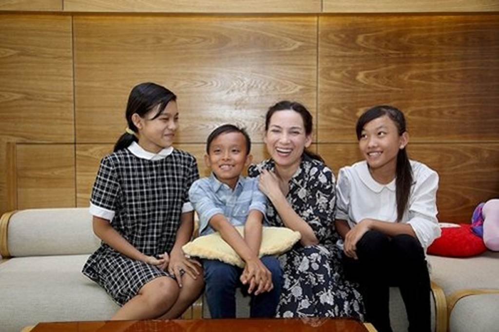 Hình ảnh vui nhộn của quán quân Vietnam Idol Kids Hồ Văn Cường và mẹ nuôi Phi Nhung.