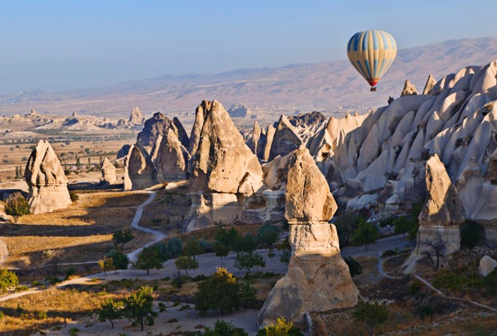 Tham gia chuyến bay trên khinh khí cầu giữa vùng đồi núi rộng lớn bát ngát để ngắm dãy núi Cappadocia với những  mỏm đá nhọn từ trên cao. ảnh: roughguides