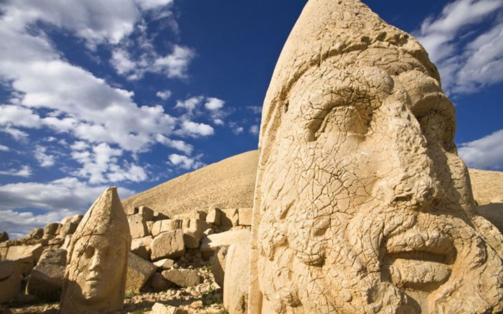 Nemrut Dagi là di tích lăng mộ của một vương quốc cổ đại, hai bên lối vào là những pho tượng khổng lồ. ảnh: pinterest