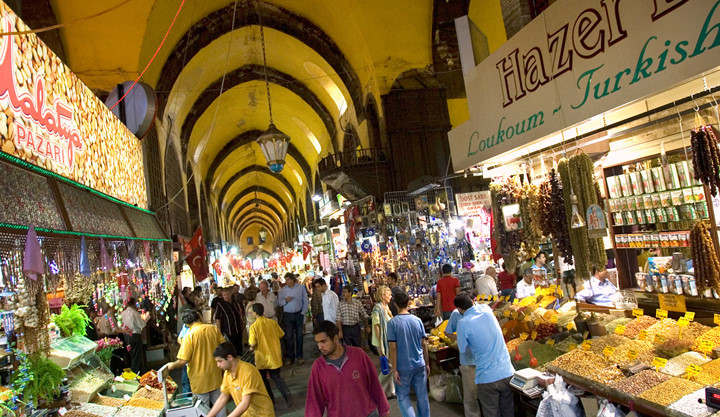 Chợ Grand Bazaar, được xây dựng vào năm 1461 có kiến trúc cổ Hồi giáo như một mê cung với 66 phố và 4.000 gian hàng. Điều lý thú là ở chợ này chỉ có nam giới bán hàng. ảnh: roughguides