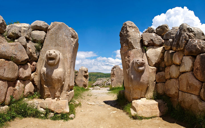 Cổng sư tử của kinh đô Hattusa, Hittetes là một bức tường đá lớn, được vây quanh bởi chỗ uốn cong của sông Halys. ảnh: roughguides