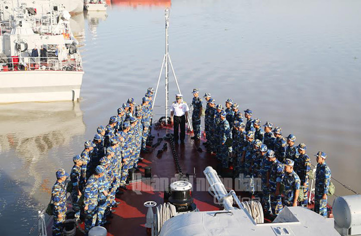 Ban giám khảo hội thao phát tình huống nội dung thi toàn tàu trên Tàu 379, Lữ đoàn 167.