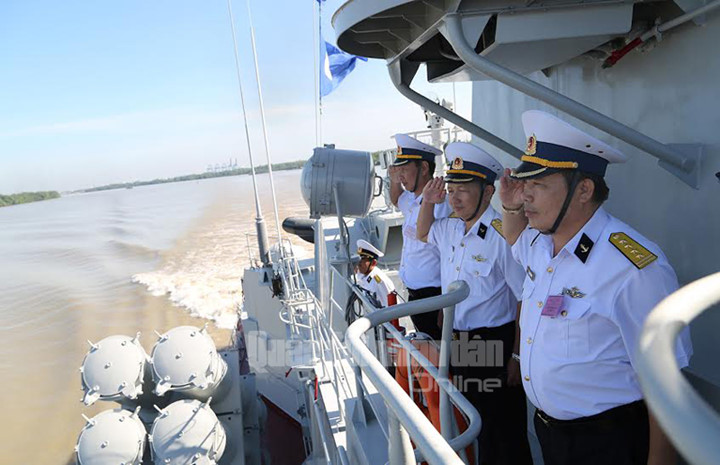 Ban tổ chức, Ban giám khảo chào cảng để tiến hành kiểm tra các nội dung xử trí tình huống đi biển của Tàu 379, Lữ đoàn 167.