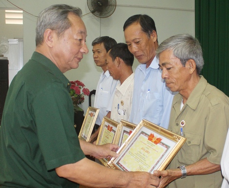 Hội CCB tỉnh tặng bằng khen cho ông Huỳnh Minh Việt (bìa phải) tại hội nghị tổng kết 5 năm phong trào CCB làm kinh tế giỏi.