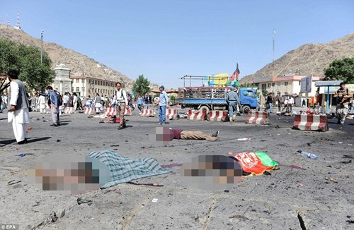 Hàng ngàn người Hazara Shiite thiểu số đang biểu tình ở Kabul khi vụ đánh bom xảy ra. (Nguồn: Daily Mail)