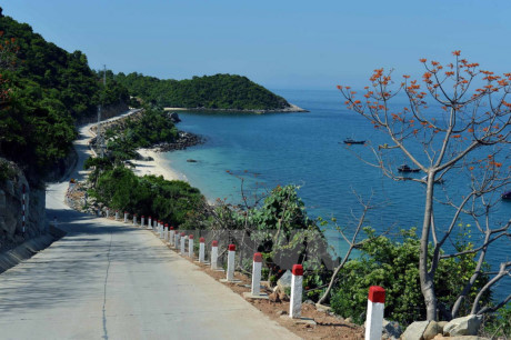Các điểm du lịch trên đảo được kết lối bằng đường bê tông thuận tiện cho du khách thăm quan. (Ảnh: Thanh Hà/TTXVN)