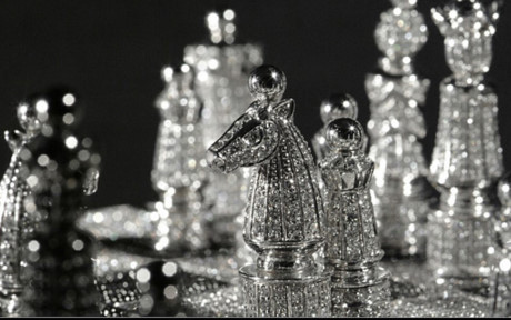 Bộ cờ vua đính kim cương có giá 500.000 USD
