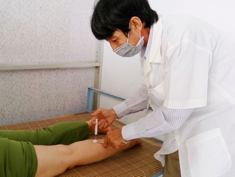 BS Nguyễn Ngọc Thơ đang điều trị thủy châm cho bệnh nhân.