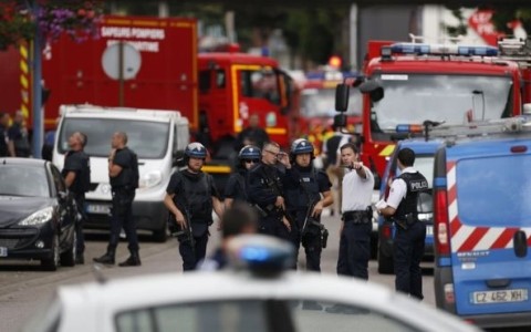 Hiện trường vụ tấn công nhà thờ Saint-Etienne-Du-Rouvray. Ảnh Reuters