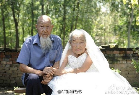 Đôi vợ chồng già này lấy nhau cách đây 80 năm theo lời giới thiệu của người quen và khi đó đám cưới của họ chỉ đơn giản là 3 mâm cỗ.(Nguồn: CCTVNews)