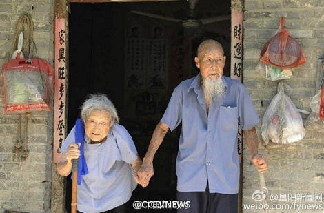 Tới nay, ông bà đã con cháu đuề huề và 4 thế hệ gia đình ông cùng sống hạnh phúc dưới một mái nhà. (Nguồn: CCTVNews)