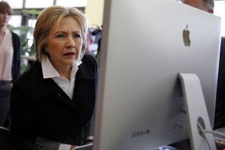 Bà Clinton sử dụng máy tính trong một sự kiện tranh cử ở Michigan (Mỹ) ngày 7/3. (Ảnh: REUTERS)