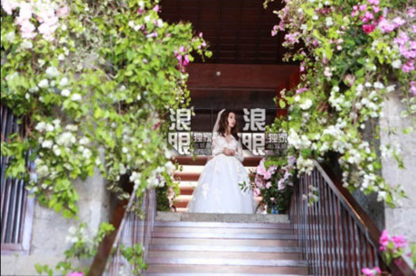 Cô dâu Lâm Tâm Như đang chờ đến giờ rước dâu.