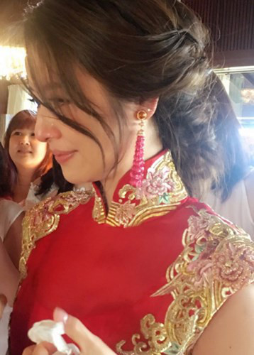 Trước đó, Lâm Tâm Như mặc bộ váy cưới truyền thống, mắt ngấn lệ trong ngày hạnh phúc nhất đời.
