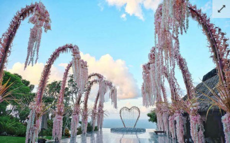 Ý tưởng trang trí tiệc cưới của Lâm Tâm Như là tự nhiên và độc đáo. Cổng hoa dựng lên tại khu vực cưới ngoài trời cao 6m được kết từ hoa màu hồng và trắng.