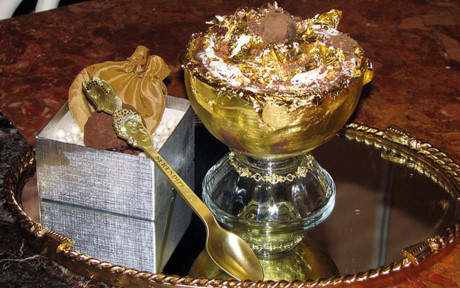 Món bánh kem sô cô la dát vàng có giá 25.000 USD