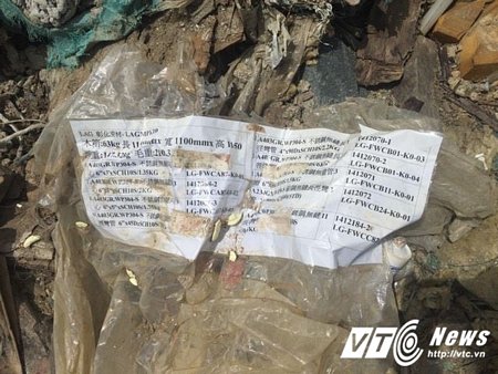  Nhiều bao bì, thùng sơn tại bãi rác có in rõ chữ Trung Quốc