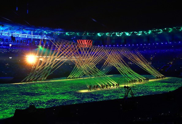Sân vận động Maracana được bao phủ bởi những màn trình diễn âm thanh ánh sáng rất bắt mắt.