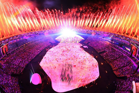 Sân vận động Maracana được phủ bởi những mà sắc huyền ảo của pháo hoa và ánh sáng 