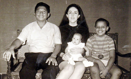 Cậu bé Barack Obama (ngoài cùng bên phải) trong bức ảnh cùng với cha dượng Lolo Soetoro, em gái Maya Soetoro, và mẹ Ann Dunham. (Ảnh: Obama For America/ Reuters).