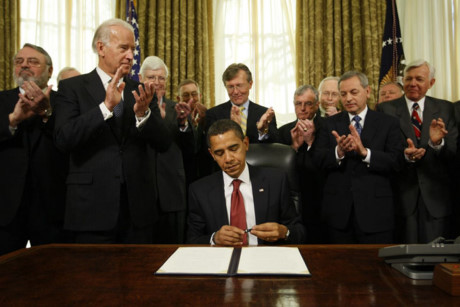Tổng thống Barack Obama ký sắc lệnh đóng cửa nhà tù tại Vịnh Guantanamo vào năm 2009 tại phòng Bầu Dục. (ảnh: AP).