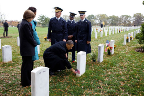 Tổng thống Obama thăm mộ của sĩ quan quân đội Mỹ Ross McGinnis, người từng được nhận Huân chương Danh dự trong cuộc chiến ở Iraq. (ảnh: Nhà Trắng).