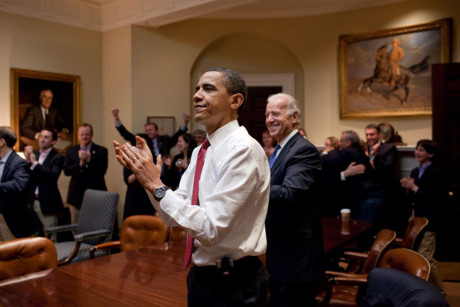 Tổng thống Barack Obama và Phó Tổng thống Joe Biden vỗ tay trong phòng Roosevelt của Nhà Trắng khi dự luật cải cách chăm sóc sức khỏe được thông qua. (ảnh: Nhà Trắng).