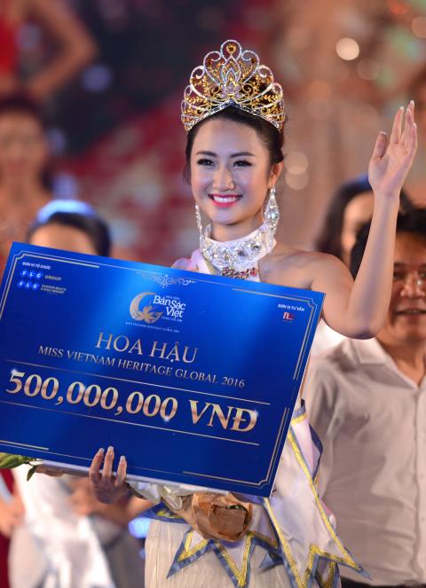Trần Thu Ngân nhận vương miện Hoa hậu cùng phần thưởng 500 triệu đồng