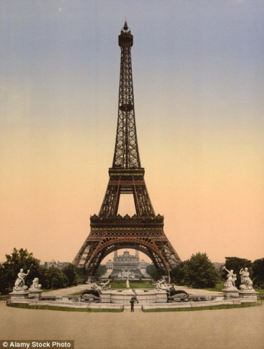 Tháp Eiffel (Paris, Pháp) được chụp trong khoảng thời gian giữa năm 1890 và 1900.