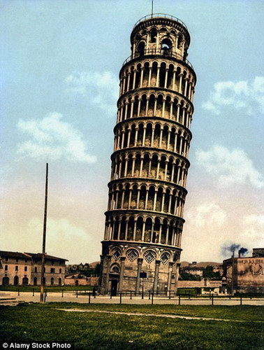 Tháp nghiêng Pisa (Italy) chụp năm 1899.