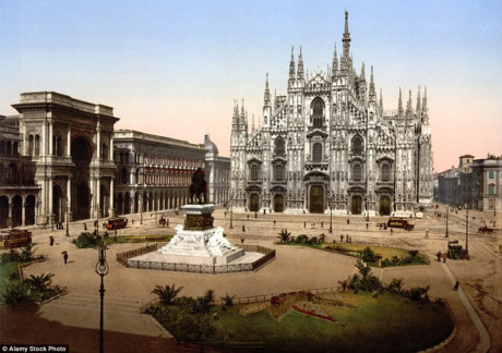 Thánh đường Piazza del Duomo ở Milan, Italy những năm 1895.