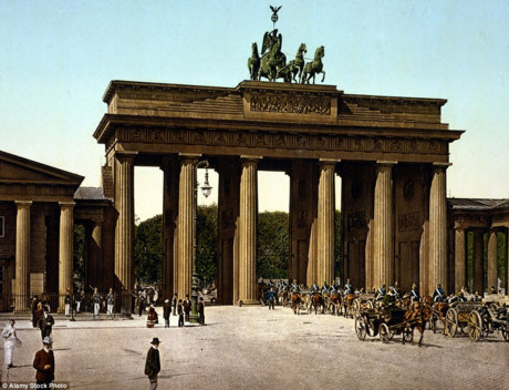 Cổng Brandenburg nổi tiếng ở Đức được chụp năm 1895.
