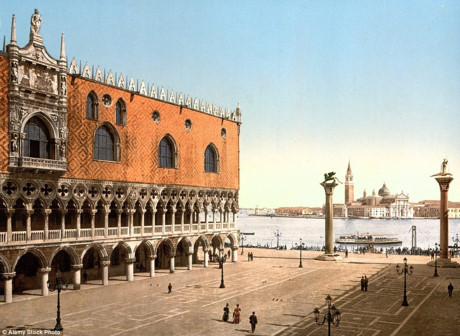 Khung cảnh thưa thớt hiếm hoi ở Dinh tổng trấn, Venice cách đây 100 năm. Hiện giờ, nơi đây được bao quanh bởi cả biển người.