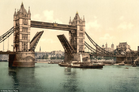 Cầu tháp ở London, Anh với những chiếc tàu hơi nước đi dọc sông Thames những năm 1890 - 1900.