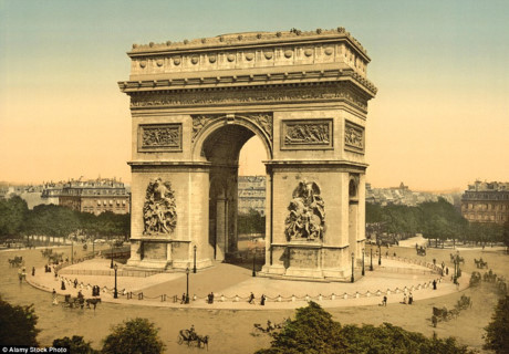  Khải Hoàn Môn ở Paris, Pháp những năm 1890 - 1900. Thời đó, nơi đây vẫn còn vắng vẻ, phương tiện giao thông chủ yếu là xe ngựa.