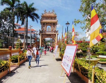 Chùa Vĩnh Tràng luôn thu hút đông du khách đến chiêm ngưỡng, hành hương.