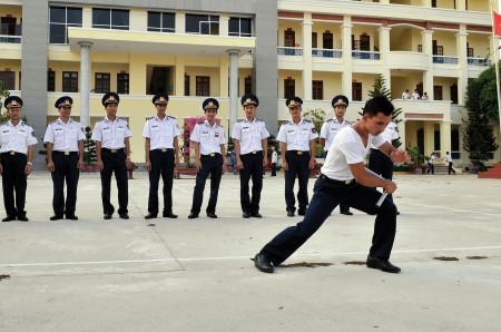 Tập luyện võ thuật phục vụ công tác chấp pháp của lực lượng cảnh sát biển.