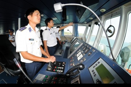 Lực lượng chấp pháp tàu CSB 3007 Vùng Cảnh sát biển 4 Phú Quốc làm nhiệm vụ trên vùng biển Tây Nam rộng lớn.