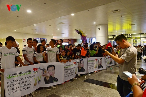 Ngay từ 20h30 tối 14/8, hàng trăm người hâm mộ đã có mặt ở sảnh A2 của sân bay quốc tế Nội Bài để chờ đón VĐV Hoàng Xuân Vinh trở về.
