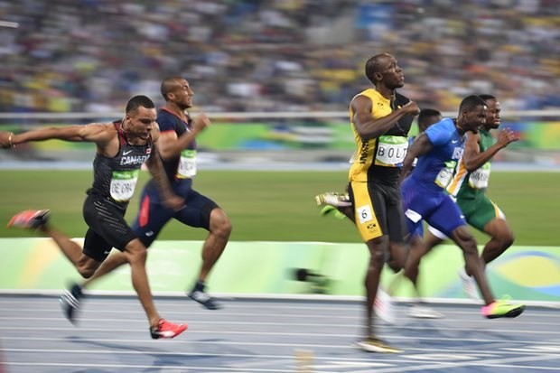 Usain Bolt dễ dàng bứt tốc ở cự li chạy 100m