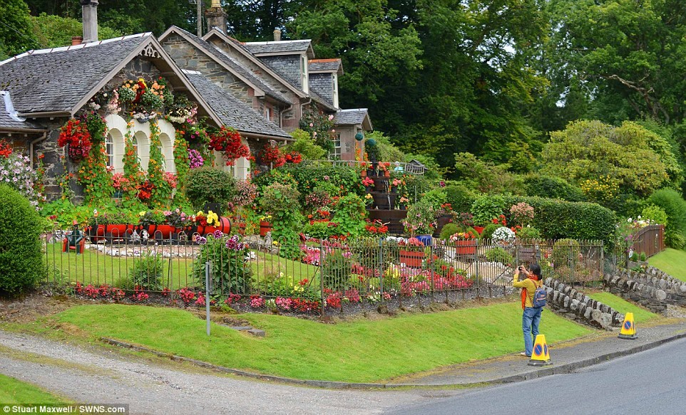 Cụ ông Robert Burns, 75 tuổi, đã dành 16 năm miệt mài cải tạo khu vườn trên các khu vườn đầy màu sắc bao quanh ngôi nhà của mình ở Argyll, Scotland.