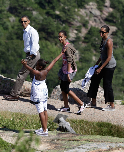 Gia đình Tổng thống Obama đã cùng nhau đi bộ đường dài trong chuyến du lịch tới Bar Harbor, ME vào tháng 7/2010.