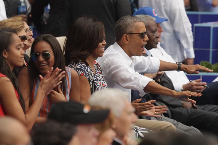 Malia, Sasha, phu nhân Michelle và Tổng thống Obama xem một trận đấu bóng chày giữa đội Tampa Bay Rays và đội tuyển quốc gia Cuba ở Havana trong chuyến thăm lịch sử năm 2016 của gia đình Tổng thống tới Cuba.